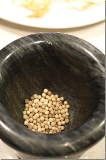1 tablespoon of white peppercorn to be pounded
