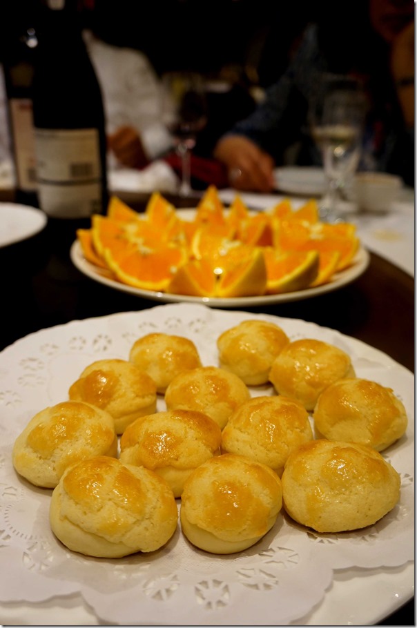 Complimentary Chinese cookies and orange