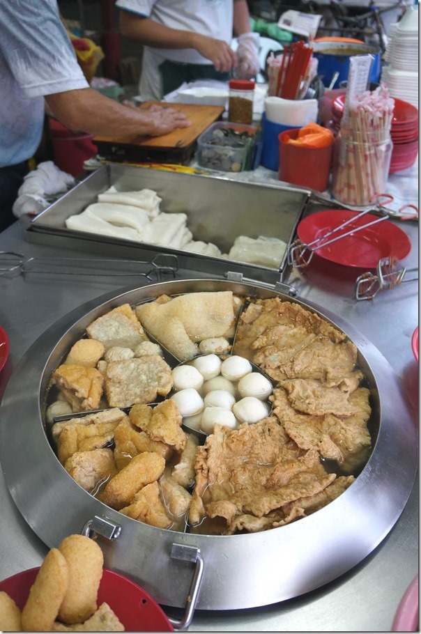 Yong tow foo ~ tofu puffs, beancurd skin, fish balls and fish maw