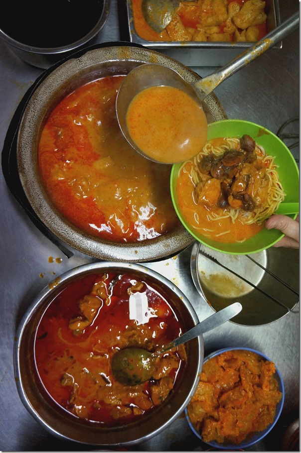 Preparing curry laksa, Madras Lane, Kuala Lumpur