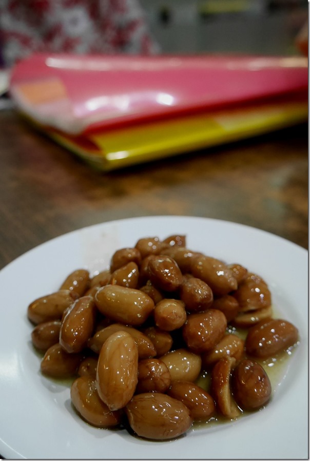 Steamed peanuts in sweet syrup